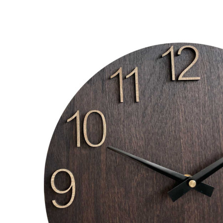 Ceas de perete din lemn cu cifre sculptate și ace metalice.