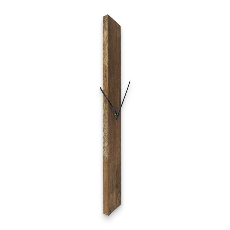 Ceas elegant TERA - lemn negru, oră precisă și design elegant.