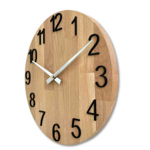 Ceas din lemn sculptat, cu cadran simplu și design minimalist.