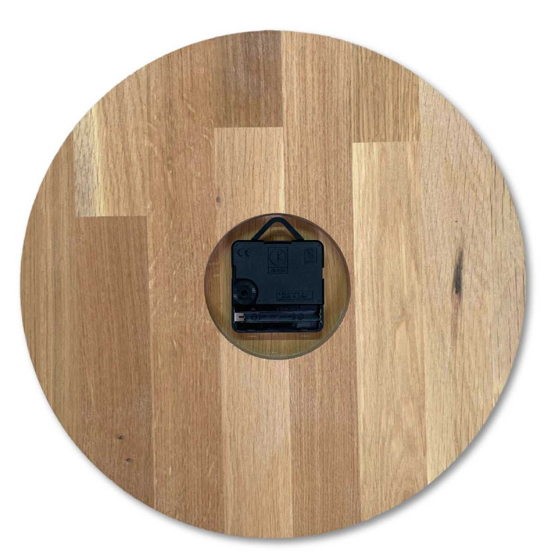 Ceas din lemn natural, cu un design simplu și ace subțiri.