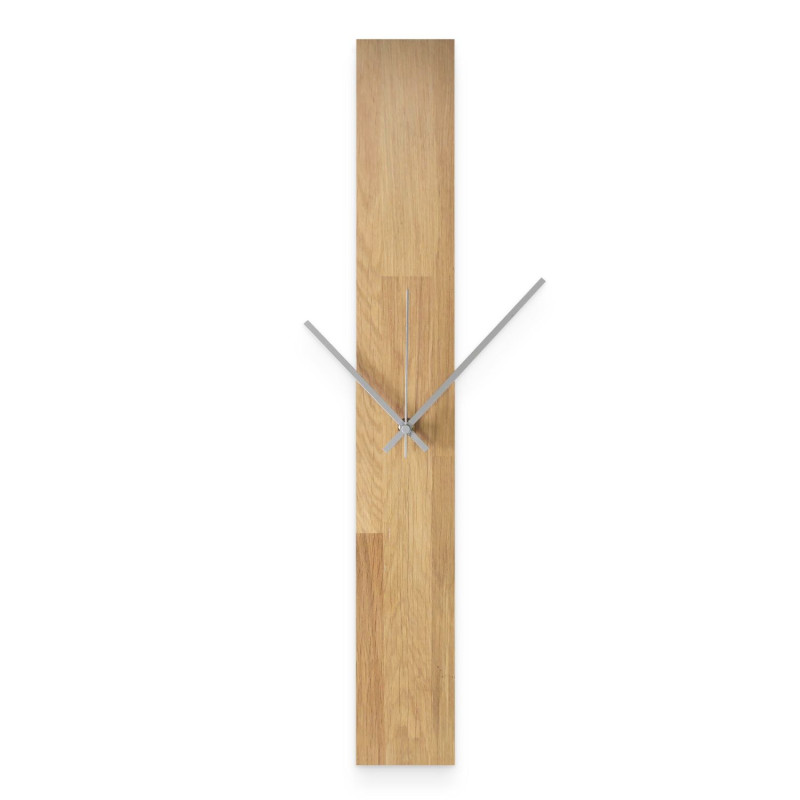 Ceas minimalist cu bază din lemn și ace negre, fără cifre.