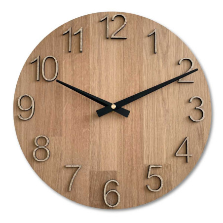 Prim-plan al unui cadran din lemn cu un decupaj subtil în stil natural.