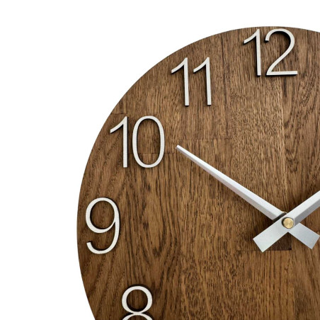 Prim-plan al unui cadran din lemn cu un decupaj subtil în stil natural. Prim-plan al unui cadran din lemn cu un decupaj subtil în stil natural.
