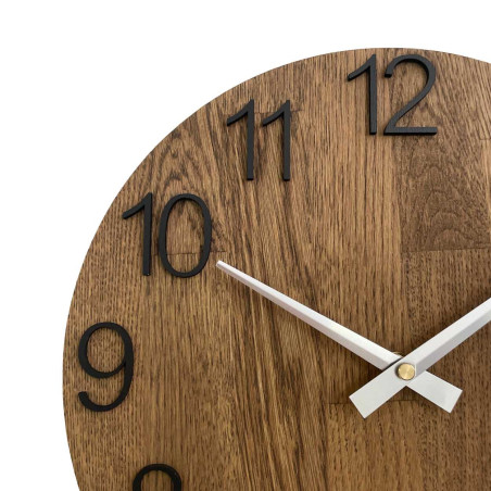 Ceas rotund cu decupaj decorativ în centru și un model delicat din lemn. Ceas rotund cu decupaj decorativ în centru și un model delicat din lemn.