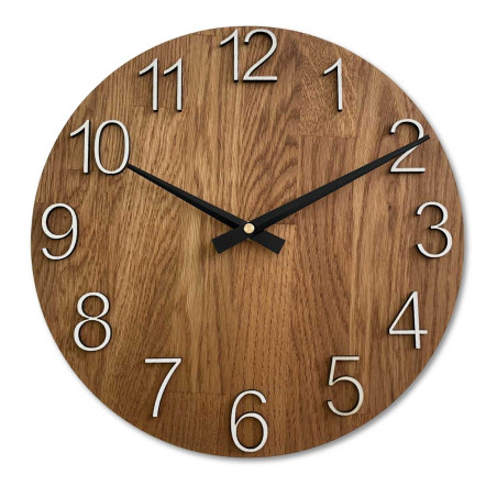 Prim-plan al unui cadran din lemn cu un decupaj subtil în stil natural.