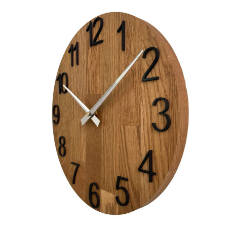 Prim-plan al unui cadran din lemn cu un decupaj subtil în stil natural.