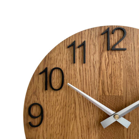 Ceas din lemn cu formă simetrică și decupaj inspirat din motive din natură.