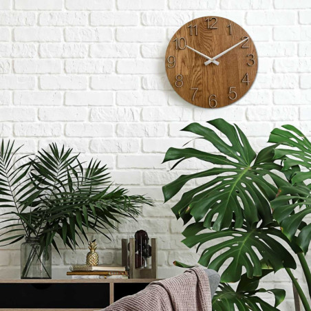 Ceas rotund cu decupaj decorativ în centru și un model delicat din lemn.