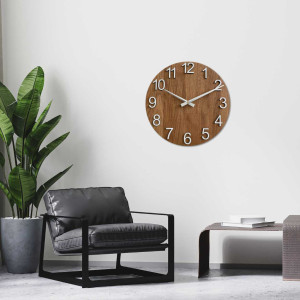 Ceas din lemn sculptat, cu cadran simplu și design minimalist.