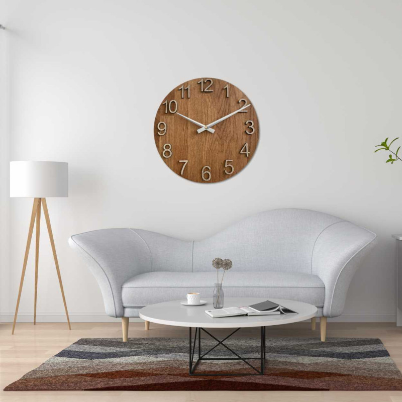 Prim-plan al unui cadran din lemn cu un decupaj subtil în stil natural.