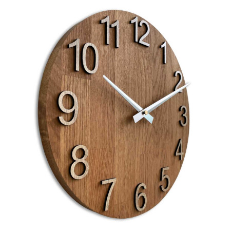 Ceas din lemn cu formă simetrică și decupaj inspirat din motive din natură.