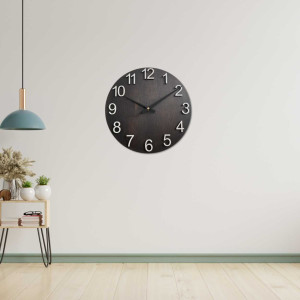 Ceas din lemn cu design curat și ace contrastante