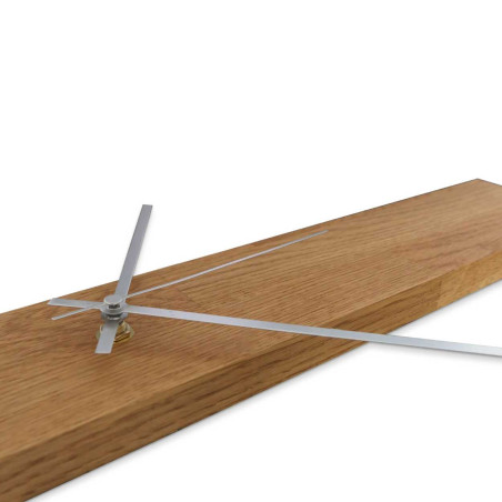 Ceas din lemn cu formă verticală și aspect modern