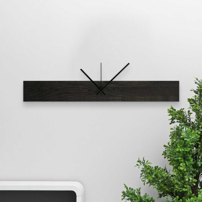 Ceas minimalist din lemn cu axă centrală și design curat