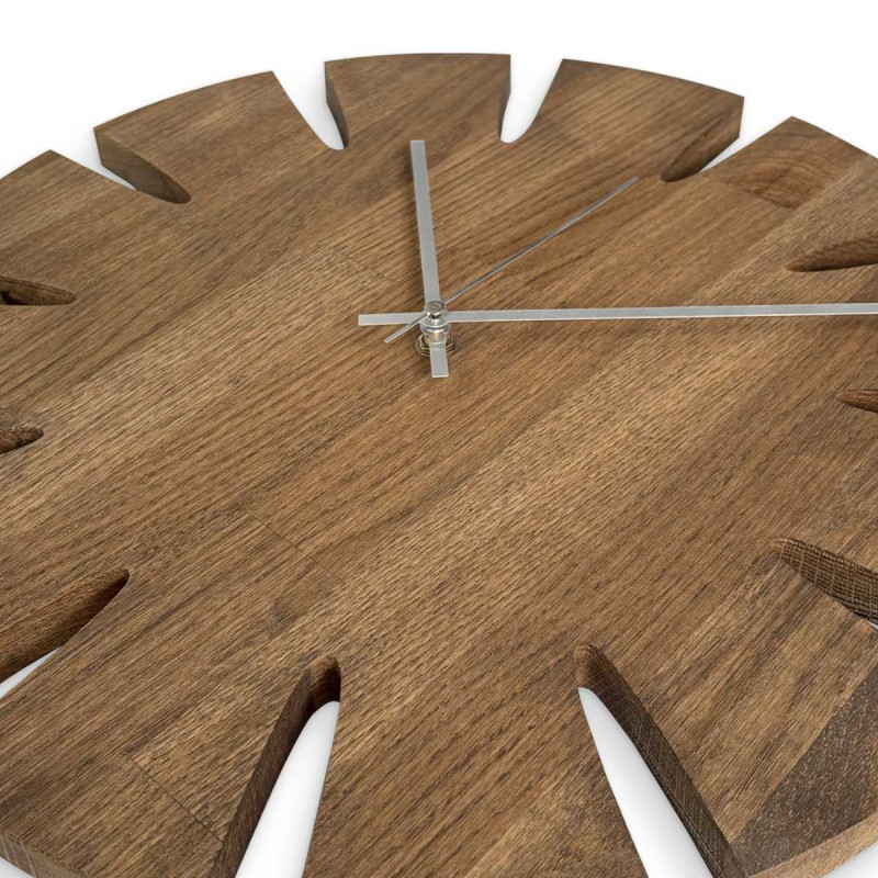 Ceas mare din lemn, cu cadran simplu, conceput pentru un interior modern.