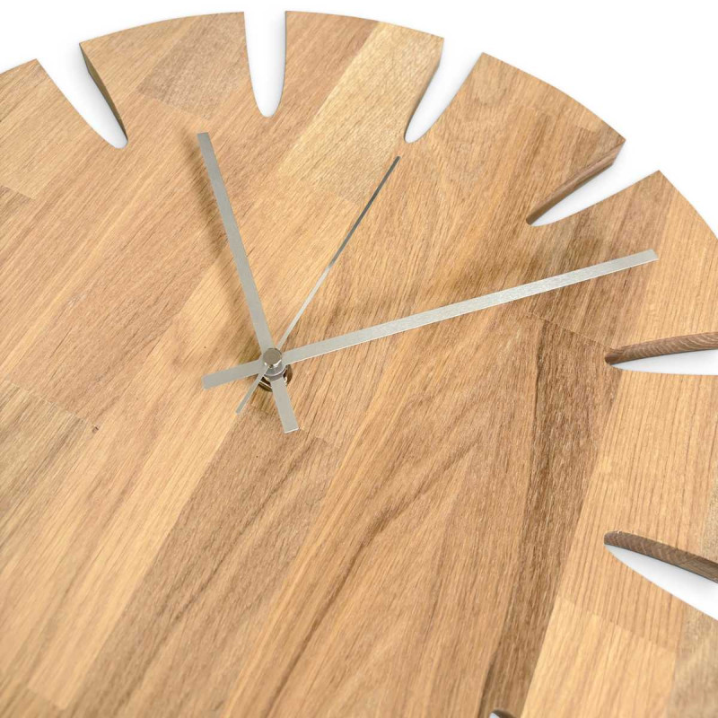 Ceas de design din lemn cu un motiv elegant pentru un interior modern.