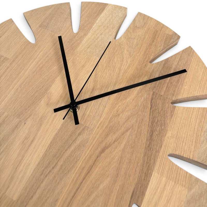 Ceas de design din lemn cu un motiv elegant pentru un interior modern.