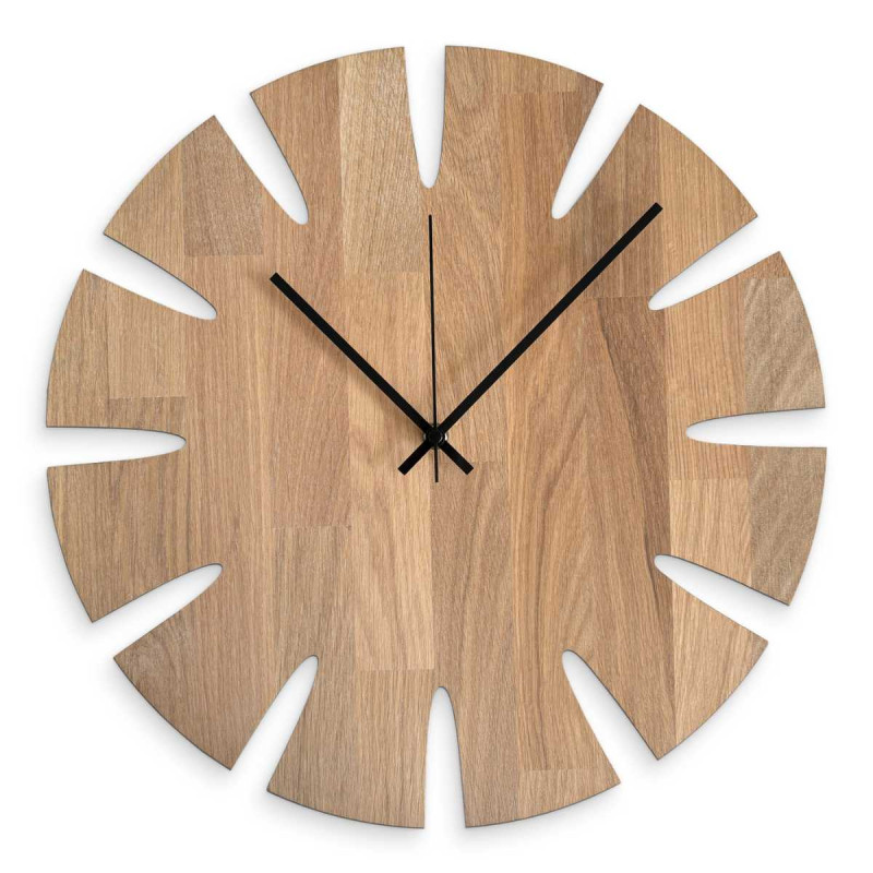 Ceas de design din lemn cu un motiv elegant pentru un interior modern.