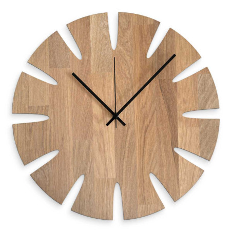 Ceas de design din lemn cu un motiv elegant pentru un interior modern. Ceas de design din lemn cu un motiv elegant pentru un interior modern.