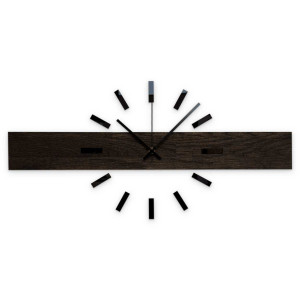 Ceas de perete elegant din lemn, cu un motiv minimalist.