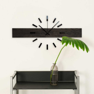 Ceas de perete elegant din lemn, cu un motiv minimalist. 2