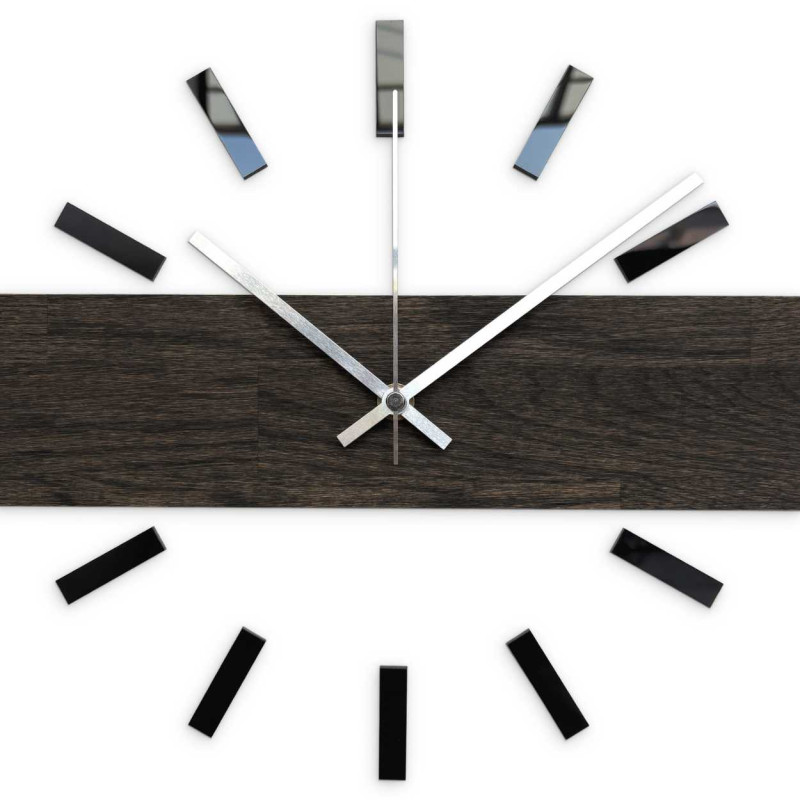 Ceas de perete elegant din lemn, cu un motiv minimalist.
