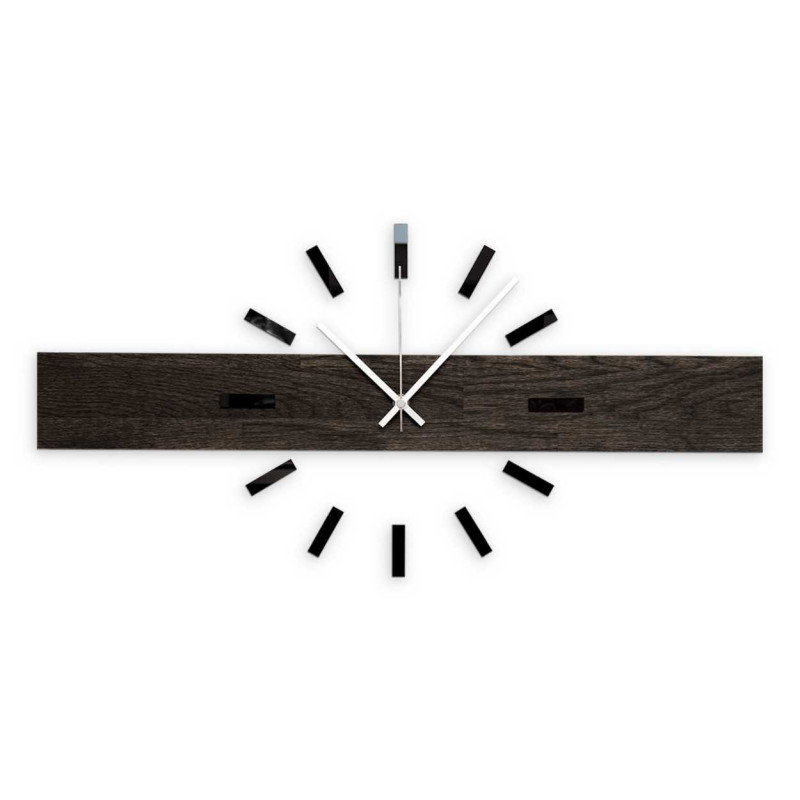 Ceas de perete elegant din lemn, cu un motiv minimalist.