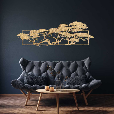 Ceas de perete din lemn cu un motiv sculptat elegant, potrivit pentru sufragerie.