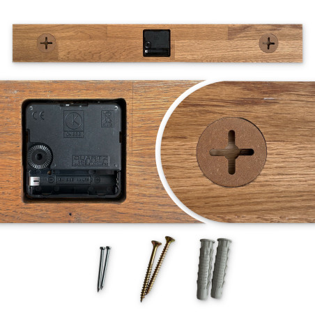 Ceas de perete din lemn cu cifre negre distinctive și ace negre.