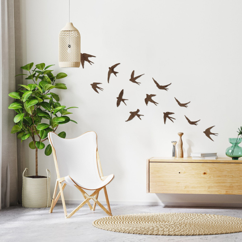 Acest design prezintă decorațiuni minimaliste din lemn în formă de rândunele în timpul verii.