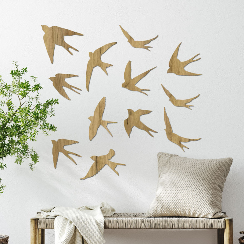 Acest design prezintă decorațiuni minimaliste din lemn în formă de rândunele în timpul verii.