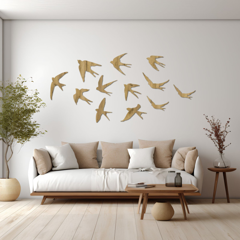 Acest design prezintă decorațiuni minimaliste din lemn în formă de rândunele în timpul verii.