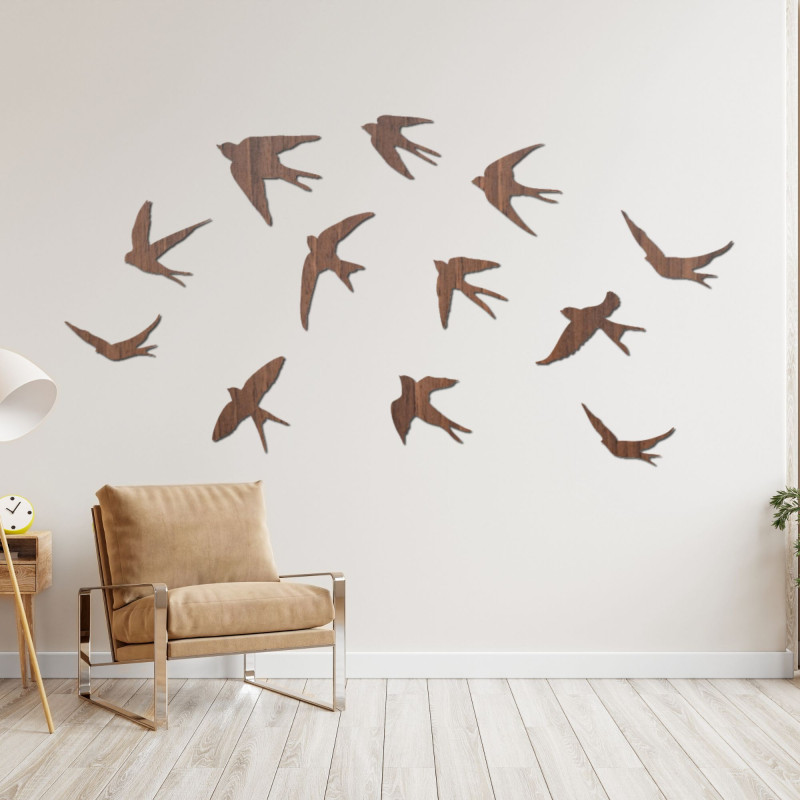 Acest design prezintă decorațiuni minimaliste din lemn în formă de rândunele în timpul verii.