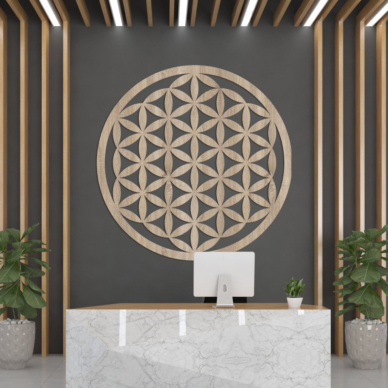 Mandala elegantă din lemn sculptată pe perete