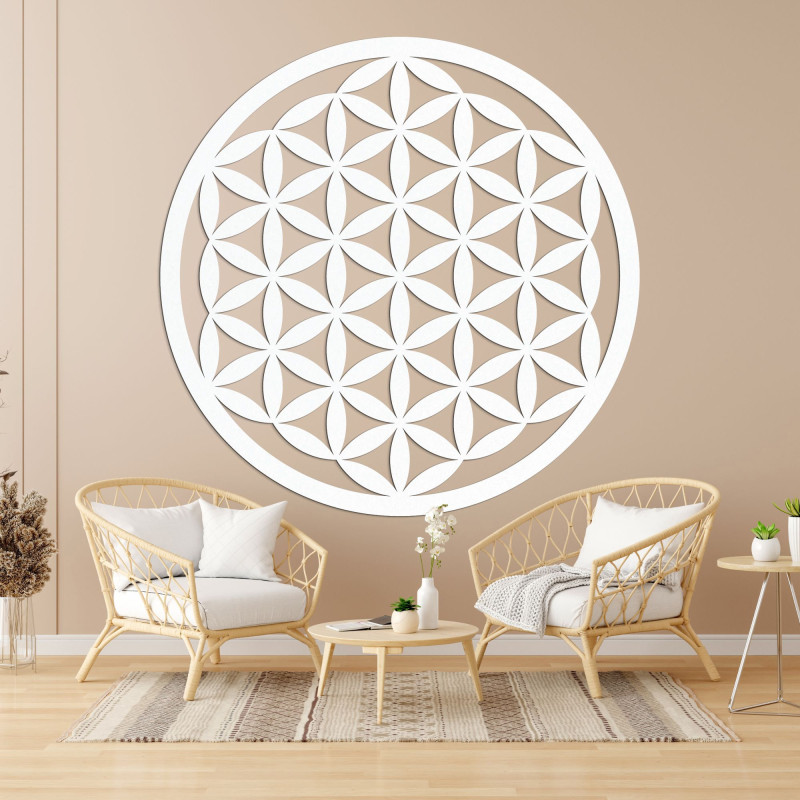 Mandala elegantă din lemn sculptată pe perete