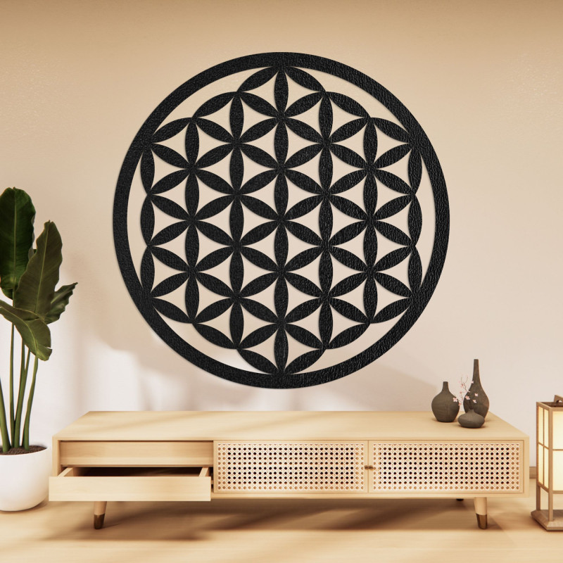 Mandala elegantă din lemn sculptată pe perete