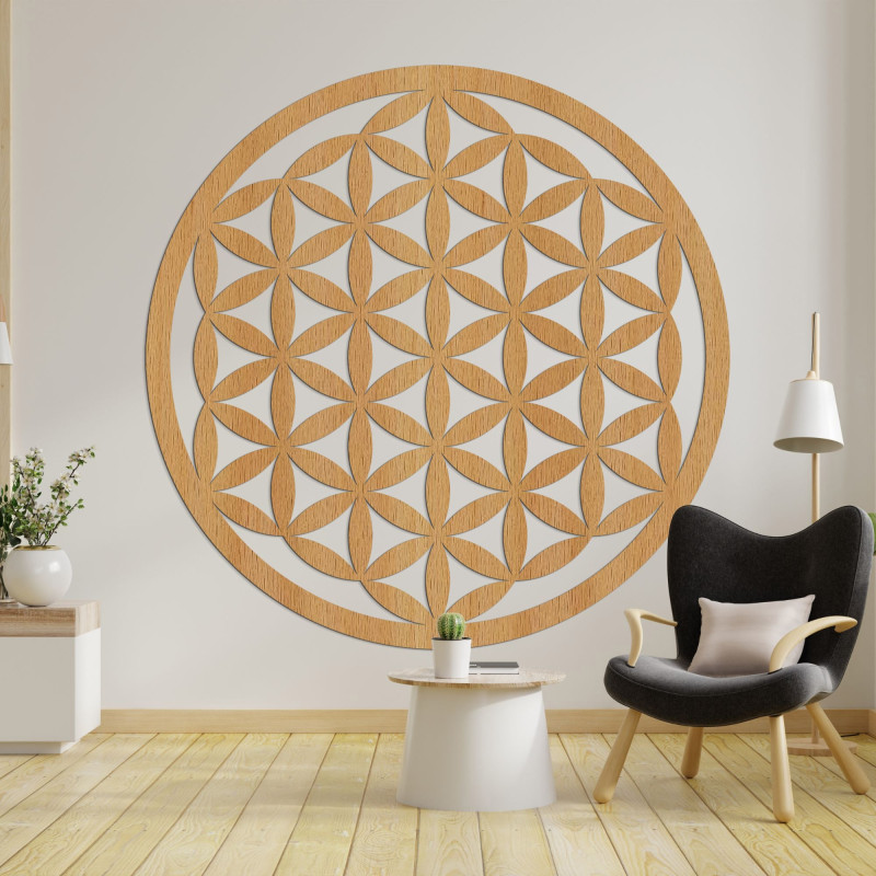 Mandala elegantă din lemn sculptată pe perete