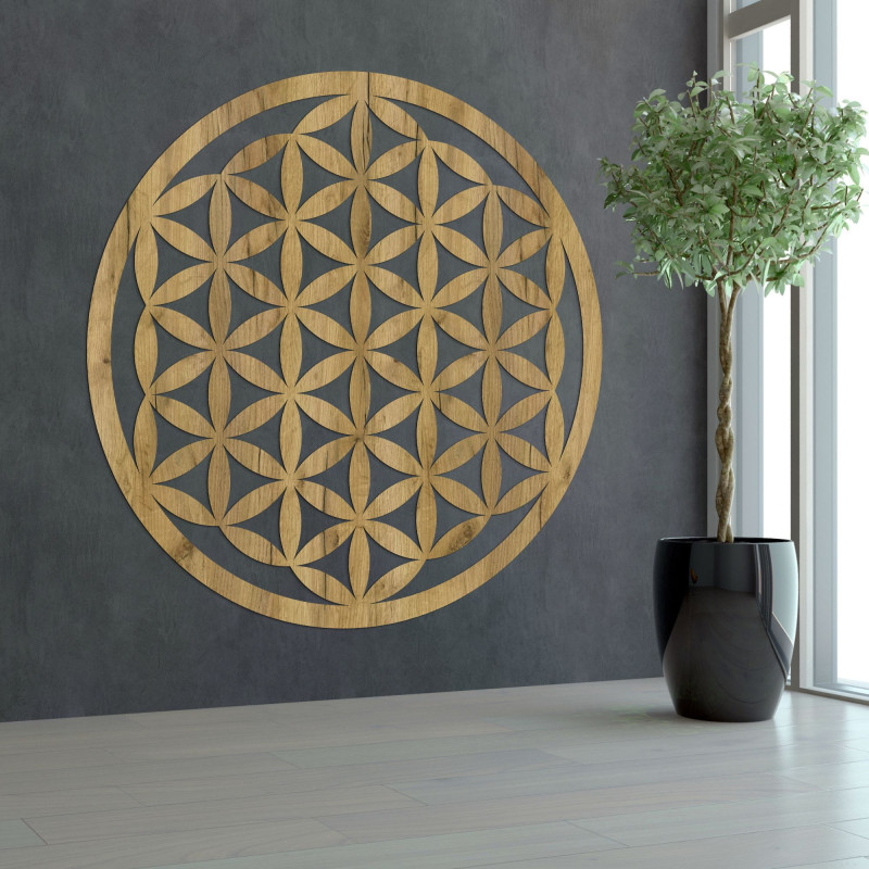 Mandala elegantă din lemn sculptată pe perete