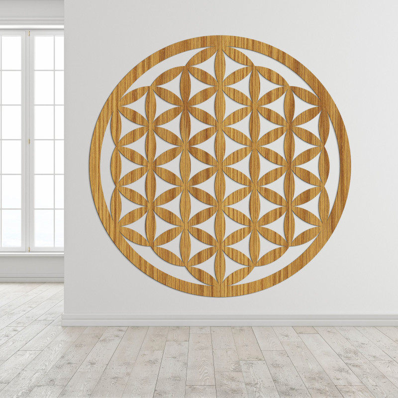 Mandala elegantă din lemn sculptată pe perete