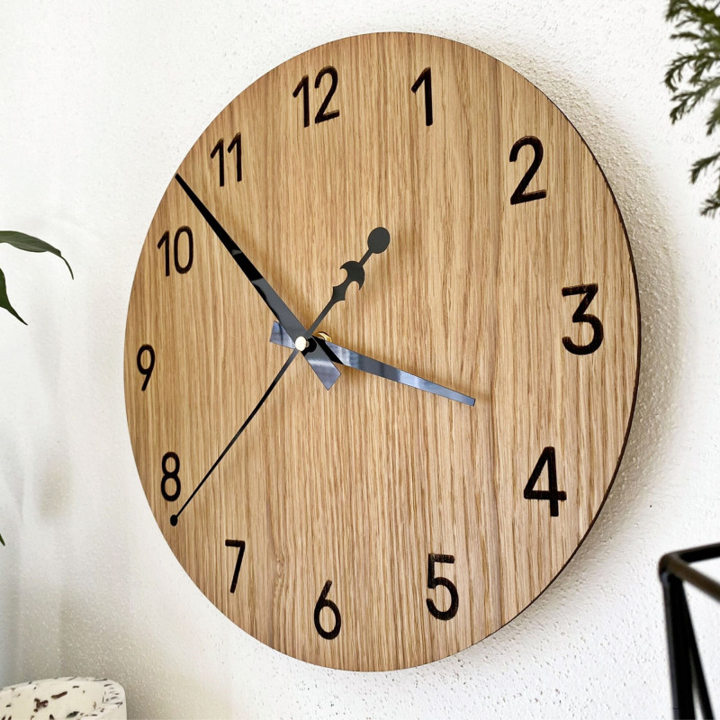 Ceas de perete elegant din lemn - o piesă stilată pentru orice cameră