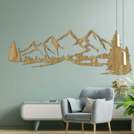 Pictură minimalistă pe lemn cu un lanț muntos și o pădure de conifere