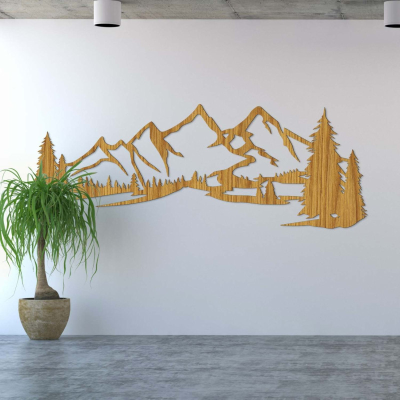 Pictură minimalistă pe lemn cu un lanț muntos și o pădure de conifere
