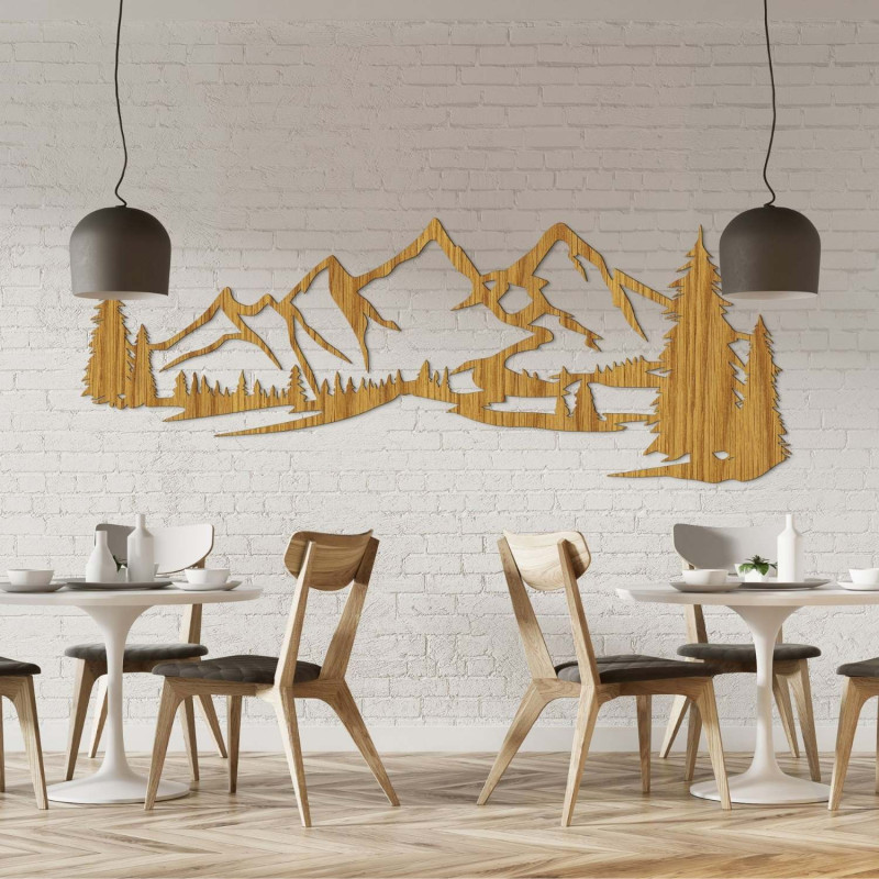 Pictură minimalistă pe lemn cu un lanț muntos și o pădure de conifere