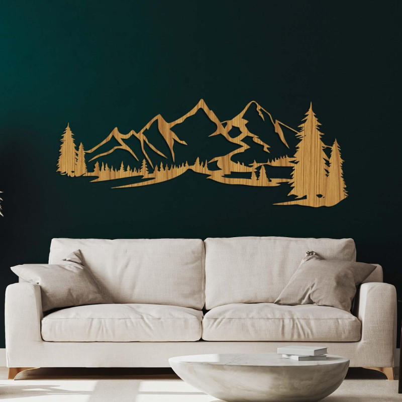 Pictură minimalistă pe lemn cu un lanț muntos și o pădure de conifere