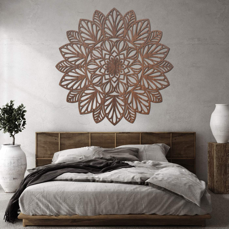 O mandală fin sculptată pe perete, ca element dominant al unui interior modern.