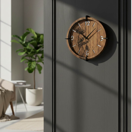 Detaliu de păpădii gravate pe un ceas din lemn cu decor de nuc.