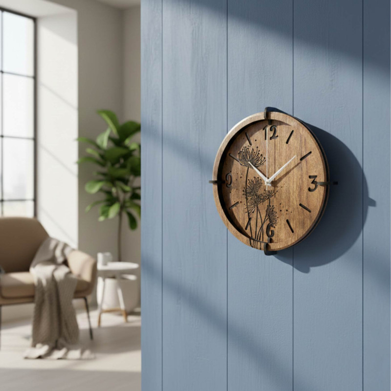 Detaliu de păpădii gravate pe un ceas din lemn cu decor de nuc.