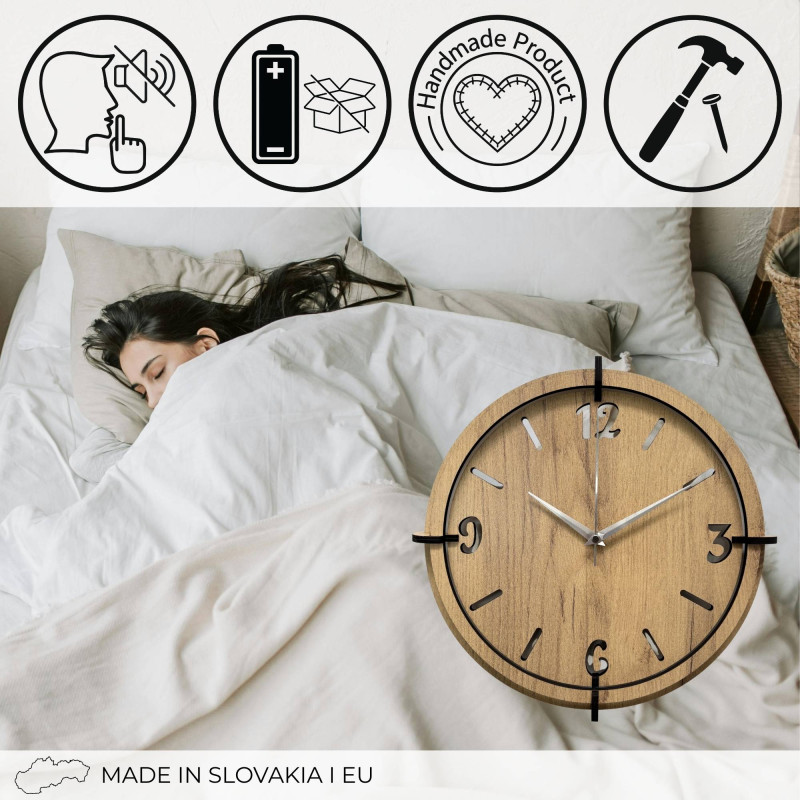 Ceas de perete elegant în stil stejar natural, cu ace negre.