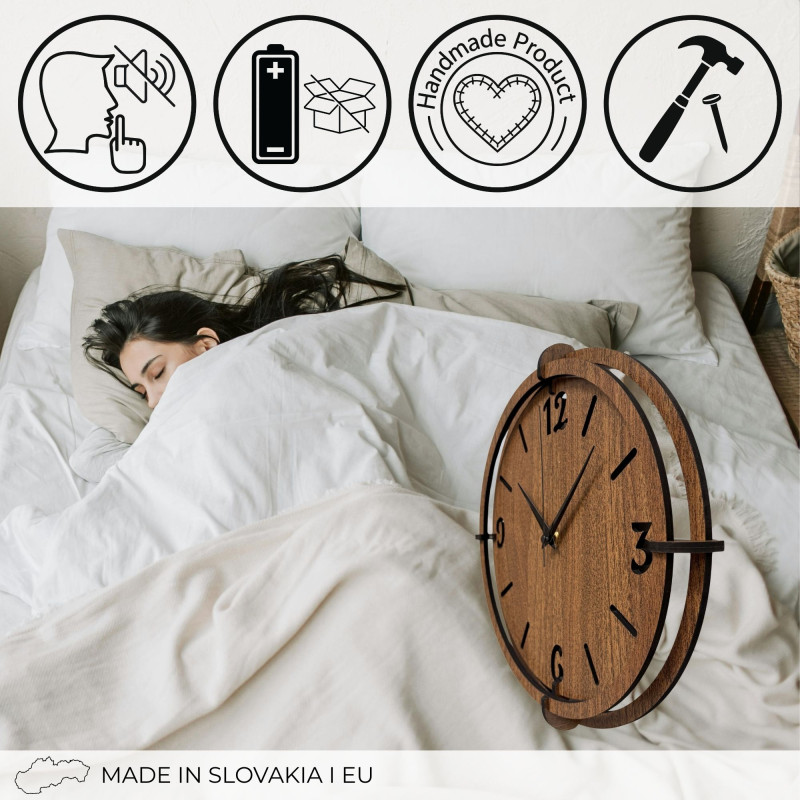 Ceas de perete elegant din lemn de nuc, cu cifre distinctive, pentru un interior modern