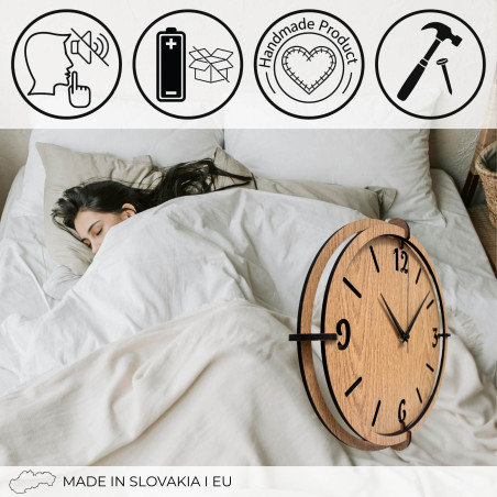 Ceas elegant din stejar - design minimalist și detalii negre contrastante